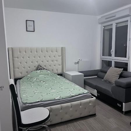Chambre Individuelle Dans Un Appartement A 37 De Champs Elysees Sartrouville Extérieur photo