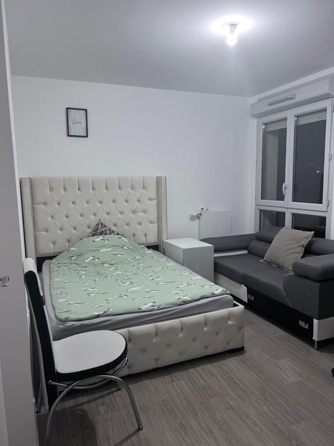 Chambre Individuelle Dans Un Appartement A 37 De Champs Elysees Sartrouville Extérieur photo